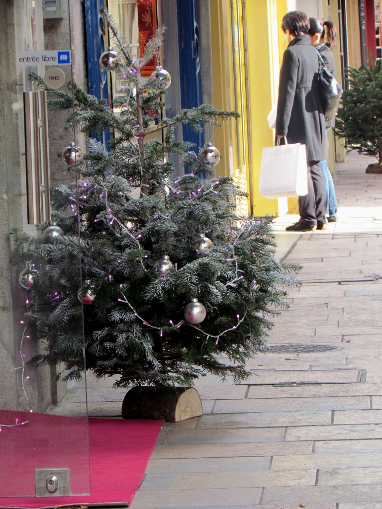 Shopping the Christmas boutiques in the historic center of Toulon